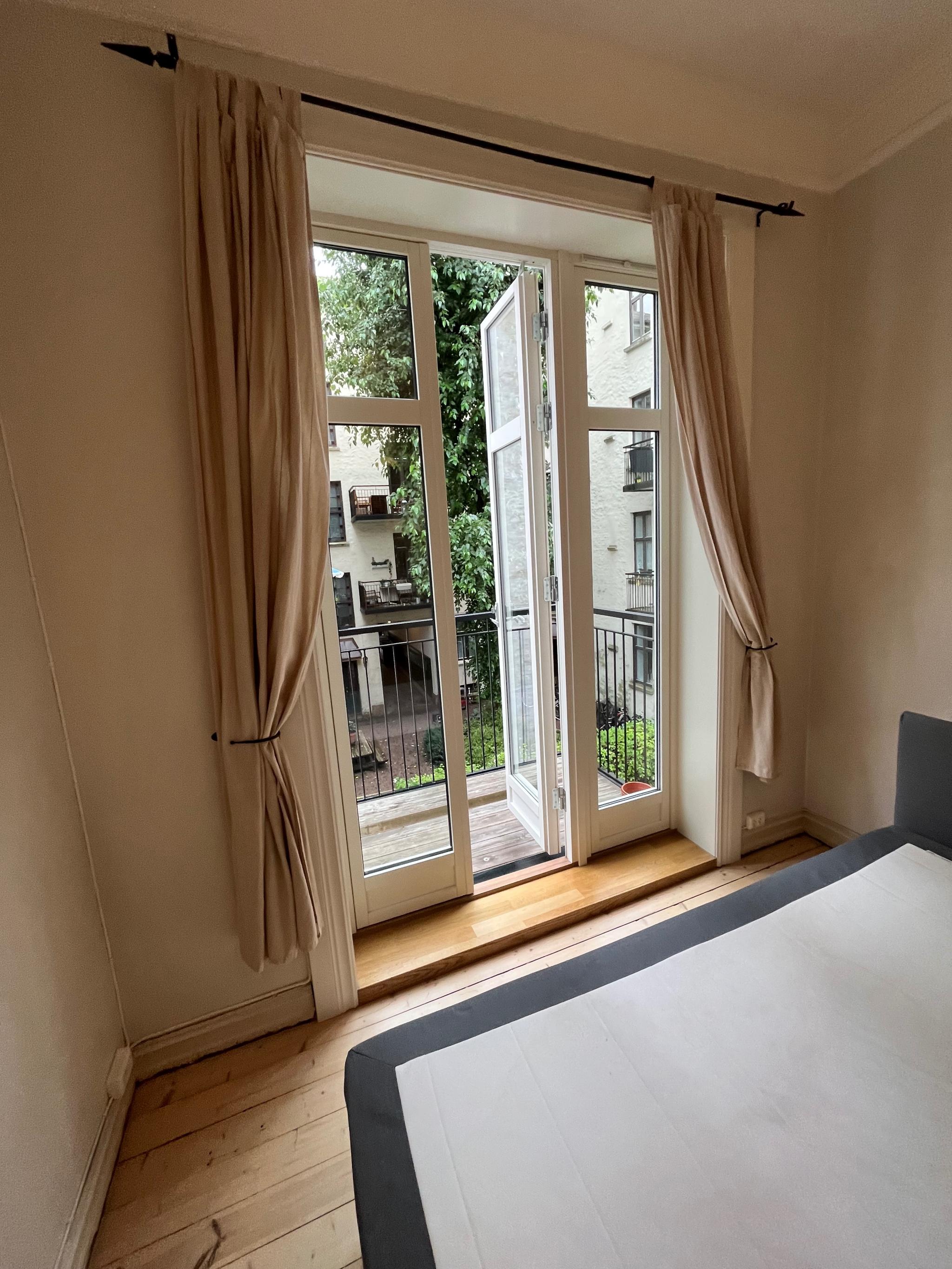 Det minste soverommet har fint plass til 180 cm seng 